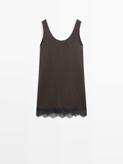 VESTIDO CORTO FLUIDO CON DETALLE DE ENCAJE